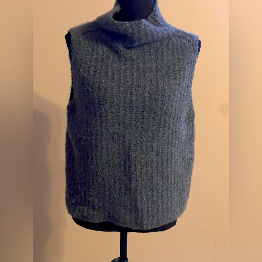 Women’s Vince Cashmere Sleeveless Turtleneck sweater Sz. S/P great condition.